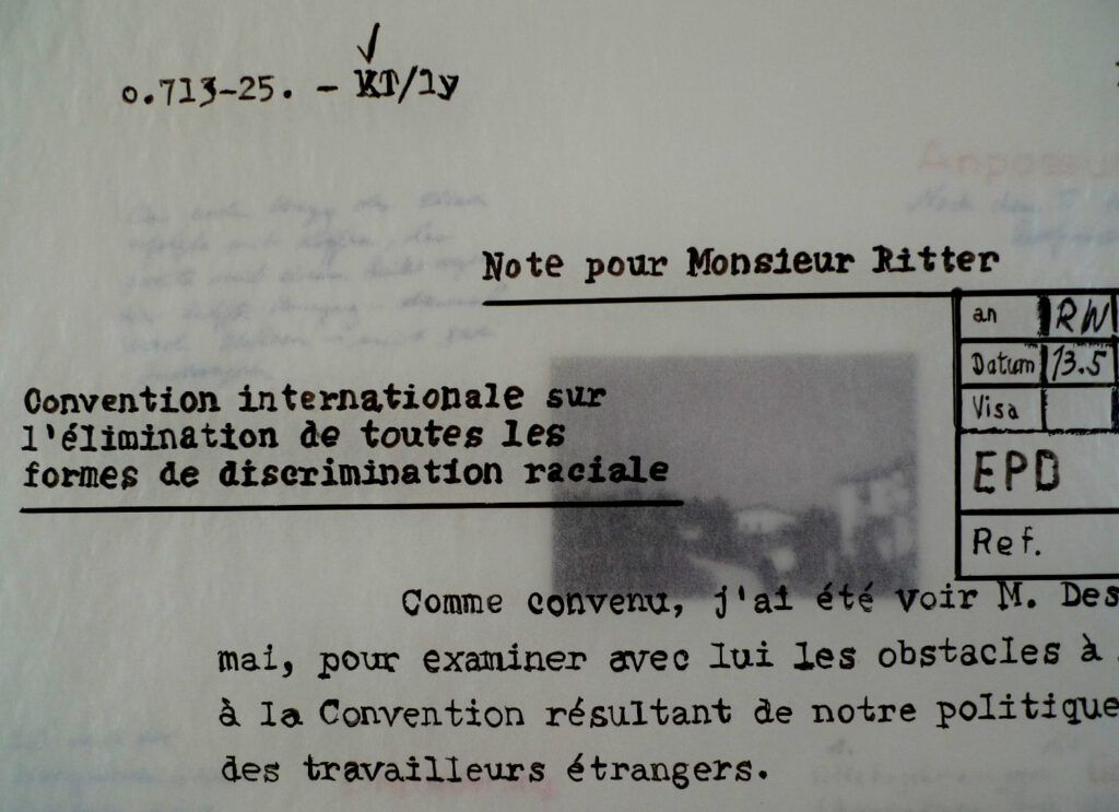 Collage: Zeichnung aus Archivtext und Familienfoto mit handschriftlichen Text.